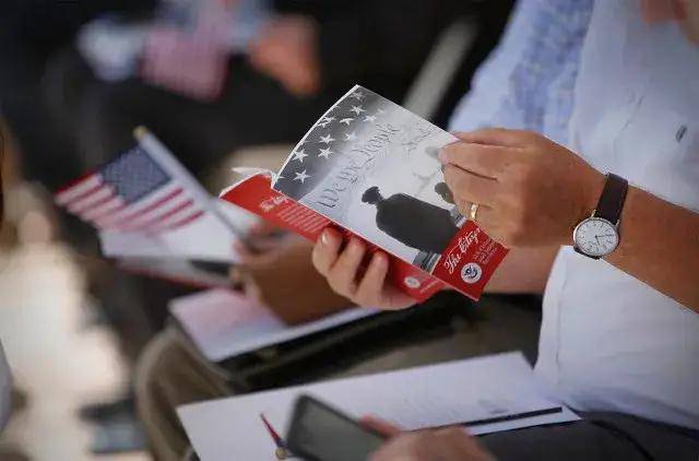 美国移民局简化公民入籍考试 重启08年旧版题库 申请者