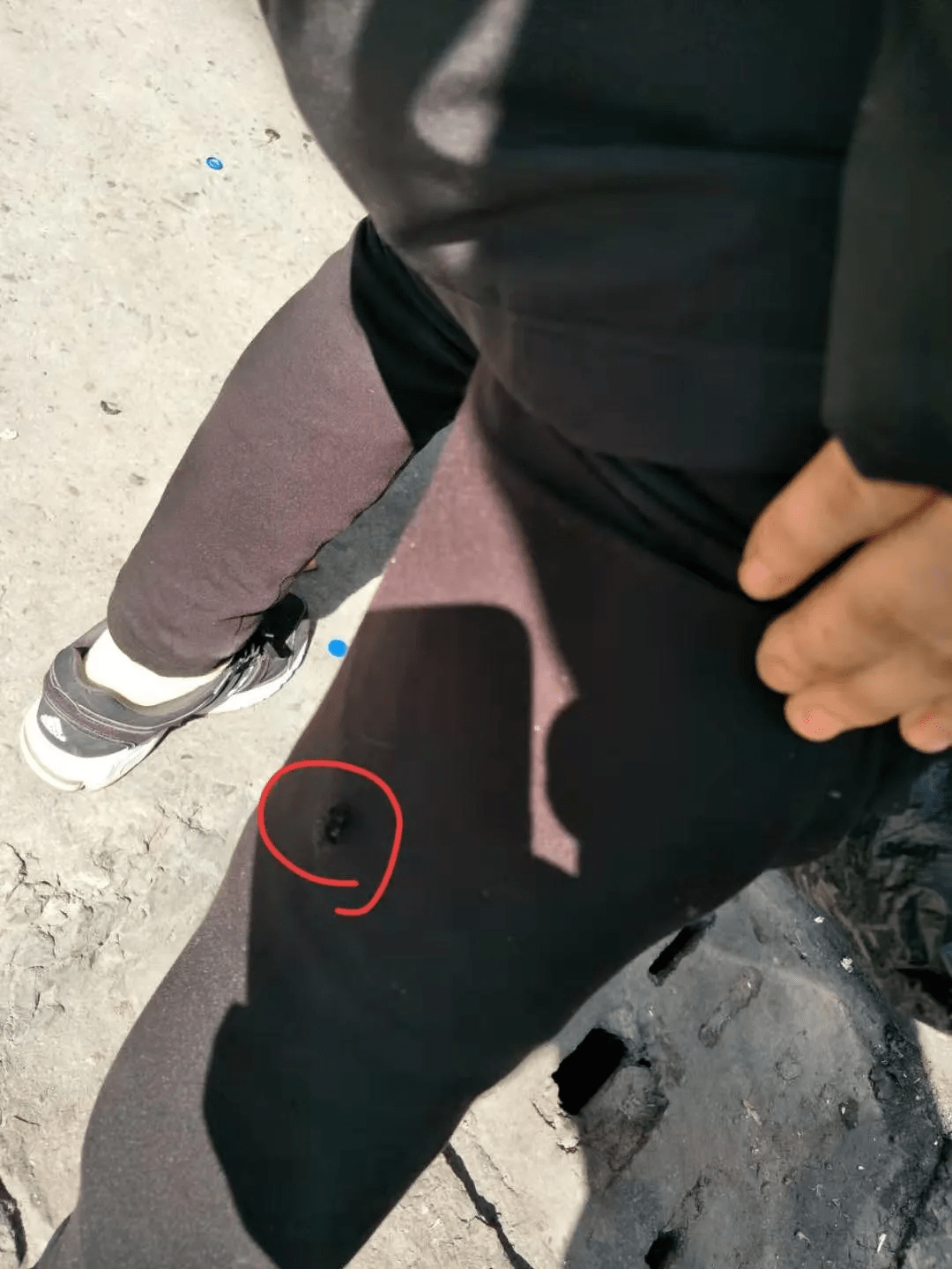 大过年的,老婆的裤子被网约车刮破了,这位温州大哥很郁闷