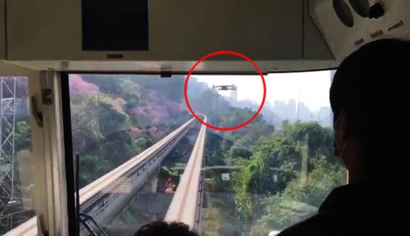 重庆无人机撞上行驶中单轨列车 驾驶员被吓一哆嗦