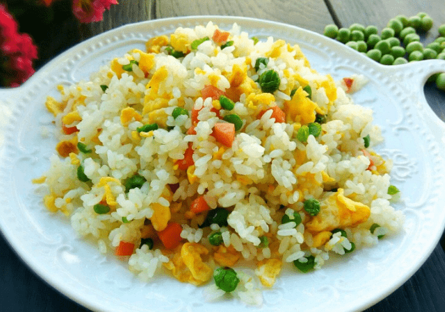 小孩子做蛋炒饭又简单又好吃 7962b42ac4844a0a9940405e599a7c9e.png