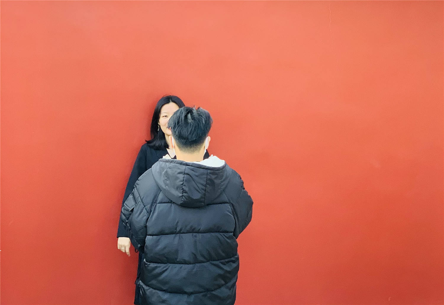 泉州古寺网红墙：因故宫朱红墙走红，吸引女游客争相打卡
