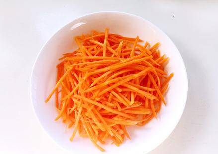 原创蒸胡萝卜丝直接拌面粉是不对的牢记1点小技巧松软更劲道