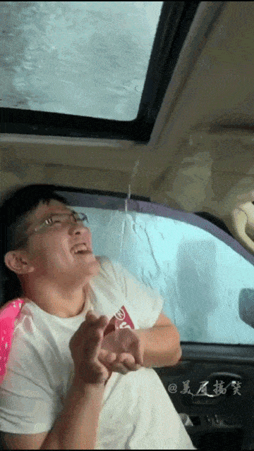 图片[1]-GIF搞笑段子：哥们，你这个车天窗漏水，缺一个菜盆保护你。-妖次元