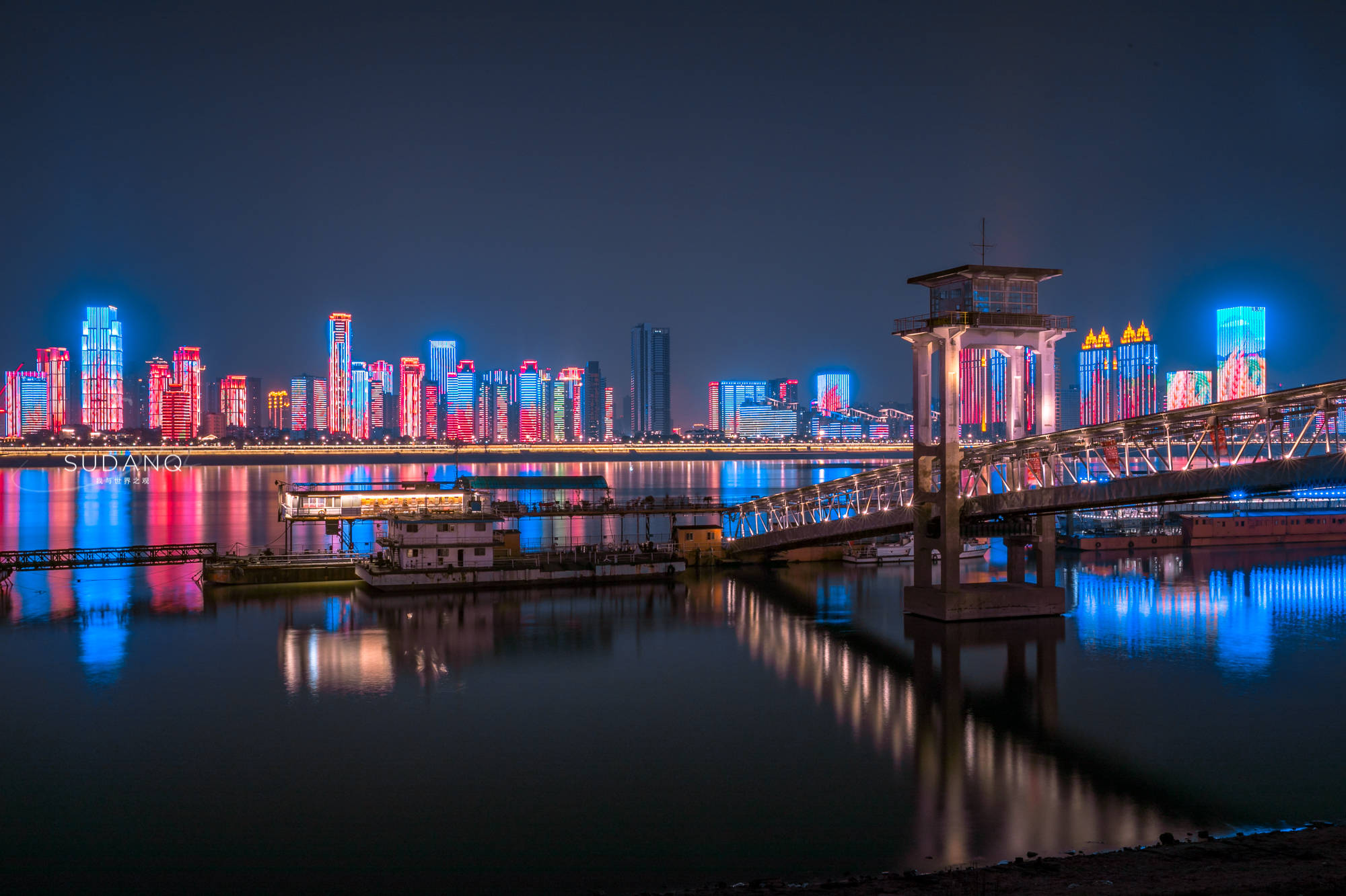 武汉夜色称得上是独一无二:汉口江滩璀璨夺目,有历史有风光