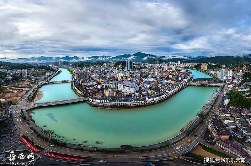 岳西县位于皖西南边陲,大别山腹地,因位于古南岳之西而得名.