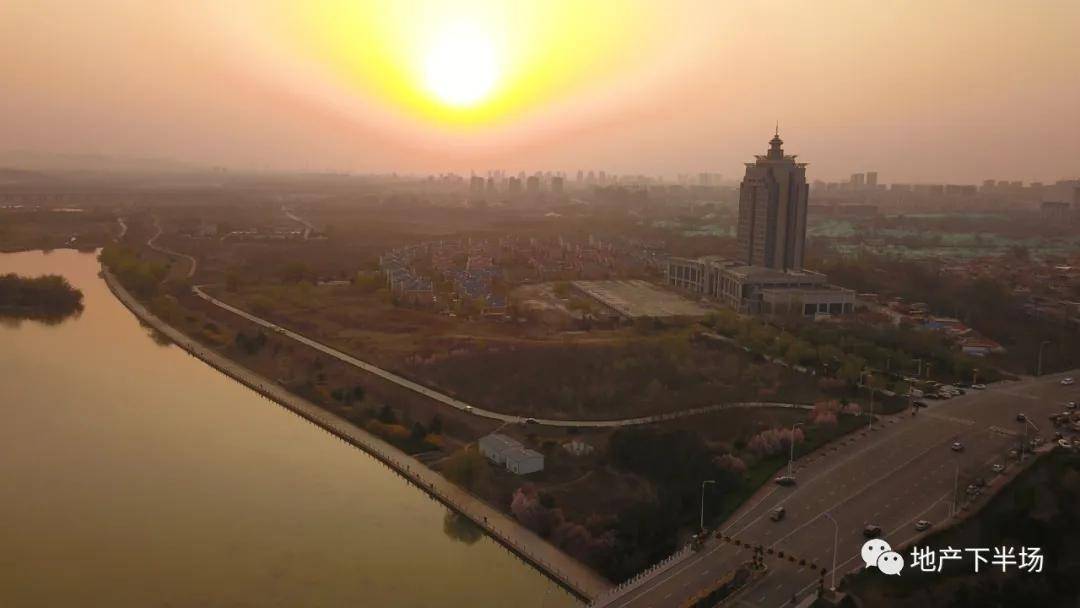 (临淄)再举一个县城的例子,东明县城一个楼盘,今年元旦开盘,三栋楼200