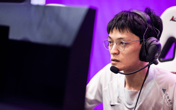 太过分了!fofo在lpl舞台上吸烟,官方:已对其罚款