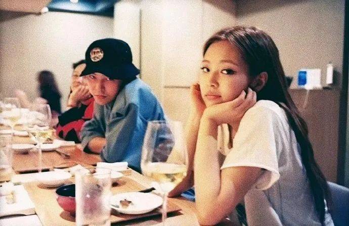 权志龙的审美好统一 三个女友都是厌世脸 小松菜奈更胜一筹 Jennie