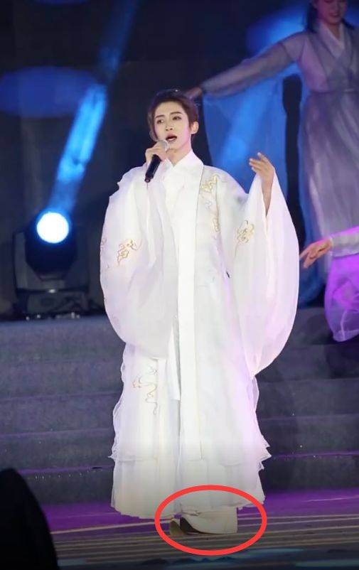 刘宇穿汉服跳舞,谁注意他脚上的鞋子?网友:一般明星不敢模仿
