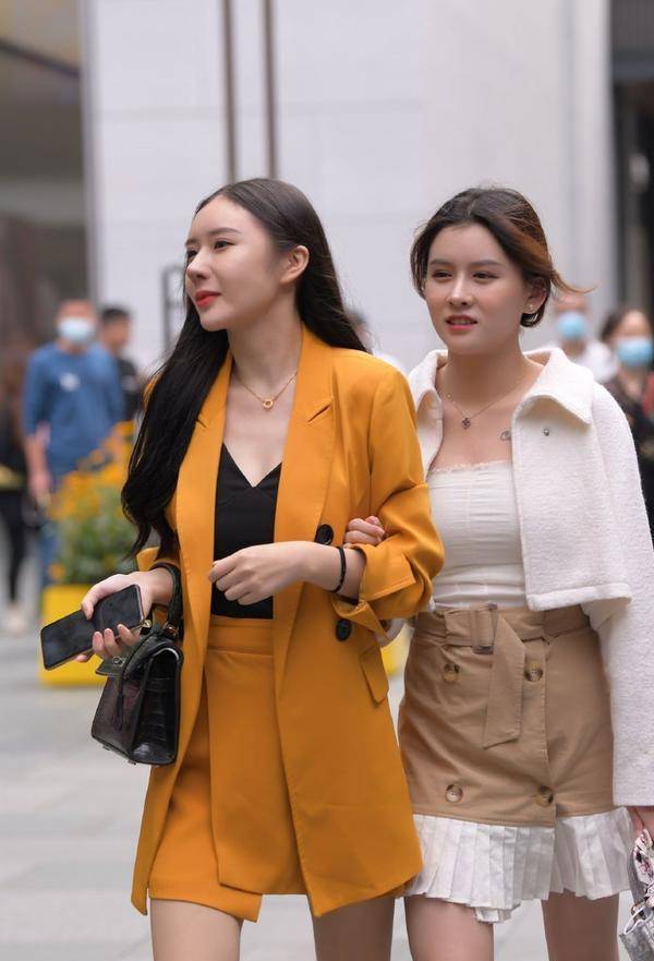 美女和好朋友购物 穿着v领背心的体型 被职业服装抢镜 女孩子