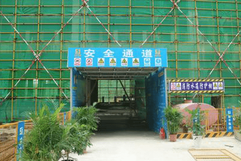 具体搭设要结合所在的建筑物的布置;安全通道标记一般使用白色漆喷,用