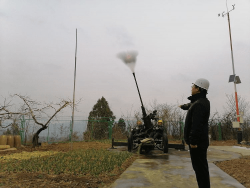 增雨雪作業,共發射炮彈1043發,火箭彈445枚,燃燒地面碘化銀煙條164根