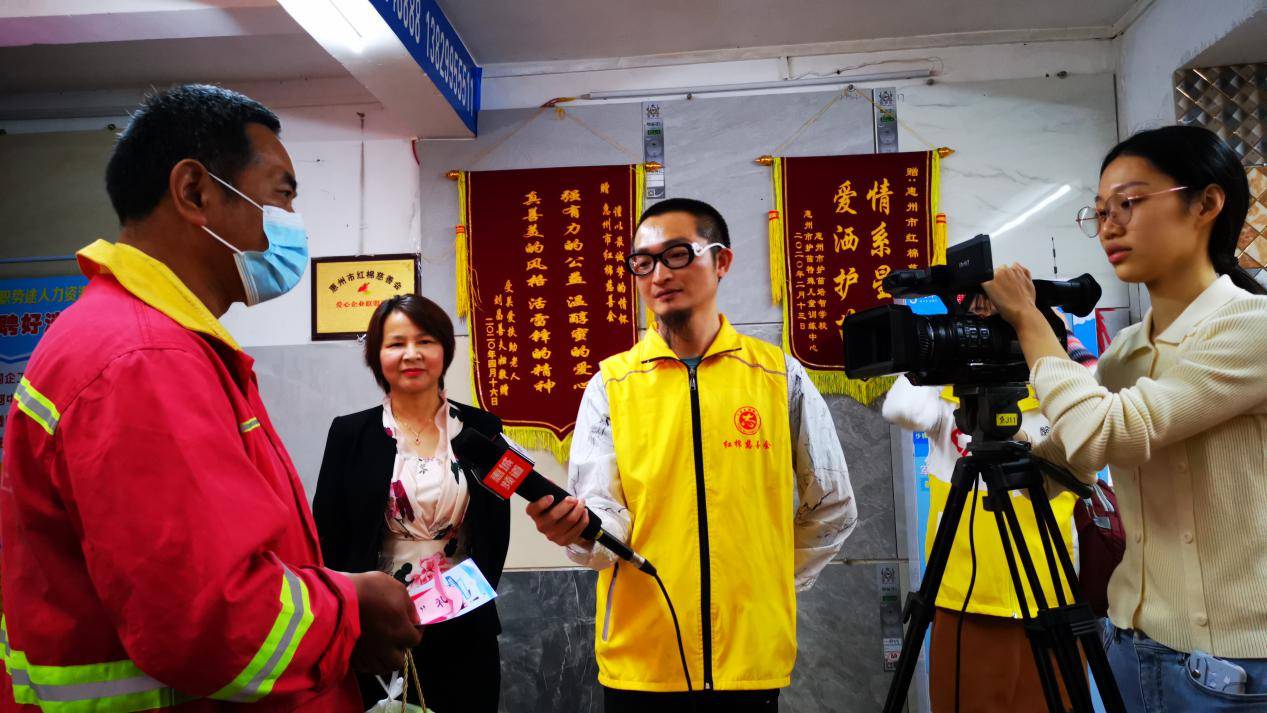 中国好人李东水情系环卫工元宵送温暖