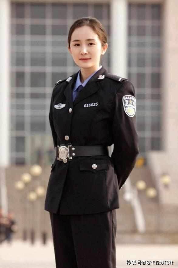 而近日杨幂上演的暴风眼也正在热播中,杨幂身穿警服妆容干净,整个人