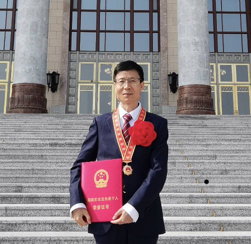 扛起扶贫重任二十余载鲁鸿宙获全国脱贫攻坚先进个人