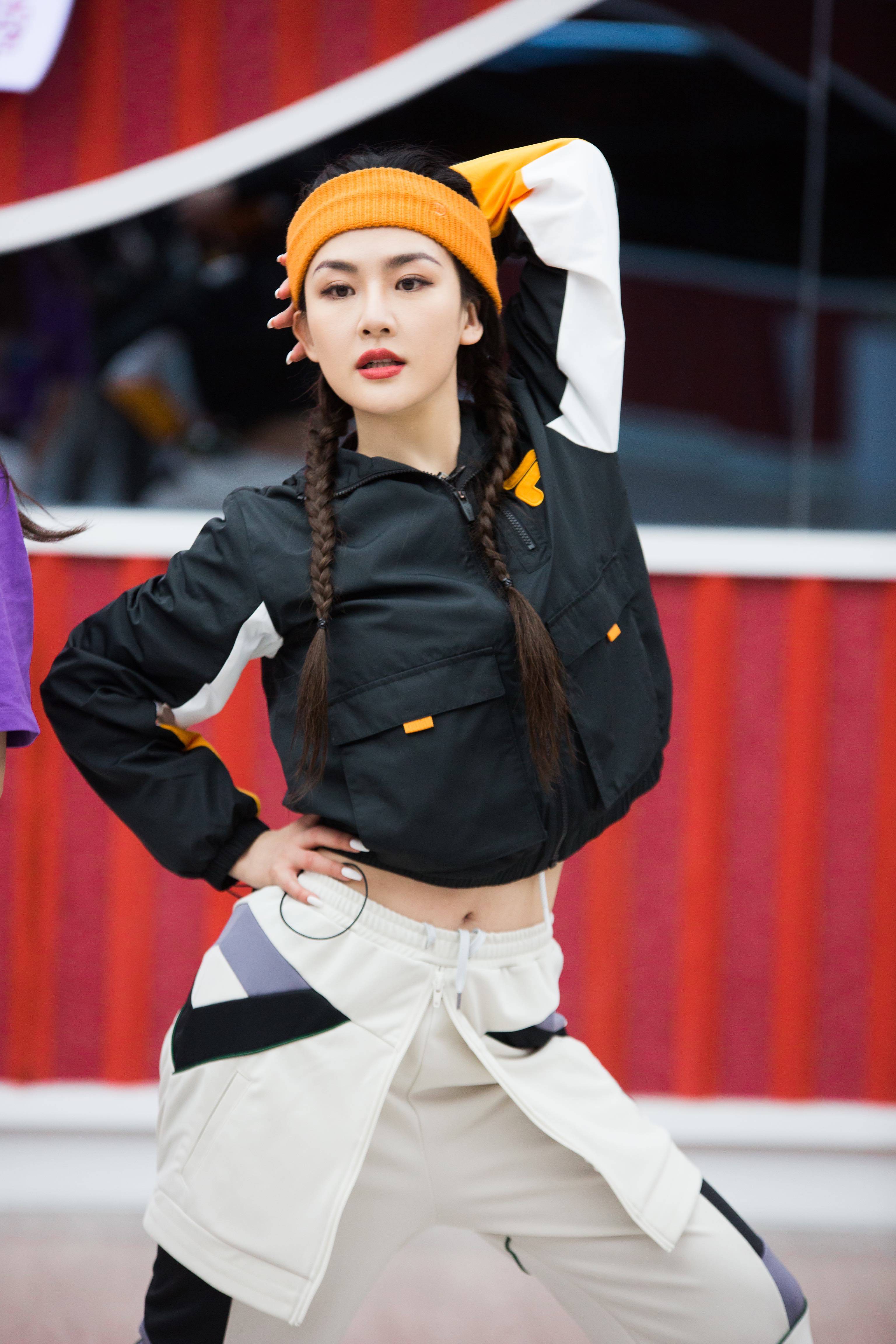 曾黎杨丞琳苏运莹踢馆《姐姐2》 江映蓉在脑门上写"加油"