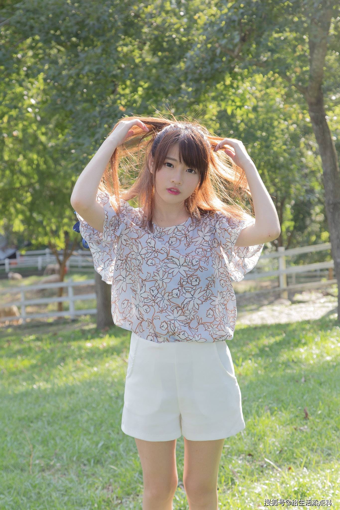 青春美少女户外清新写真