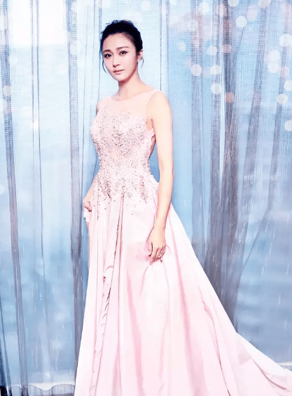 《花儿朵朵》时,陈冰进入了西部唱区12强,还与节目主持人付瑞亭结婚