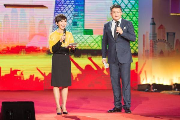 欧阳夏丹的气质真高级薄荷绿拉链裙穿得大气素颜也挺好看