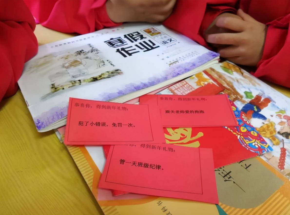 团团妈妈:哈哈,我家孩子开学也收到同样的红包了,小纸条上写着希望她