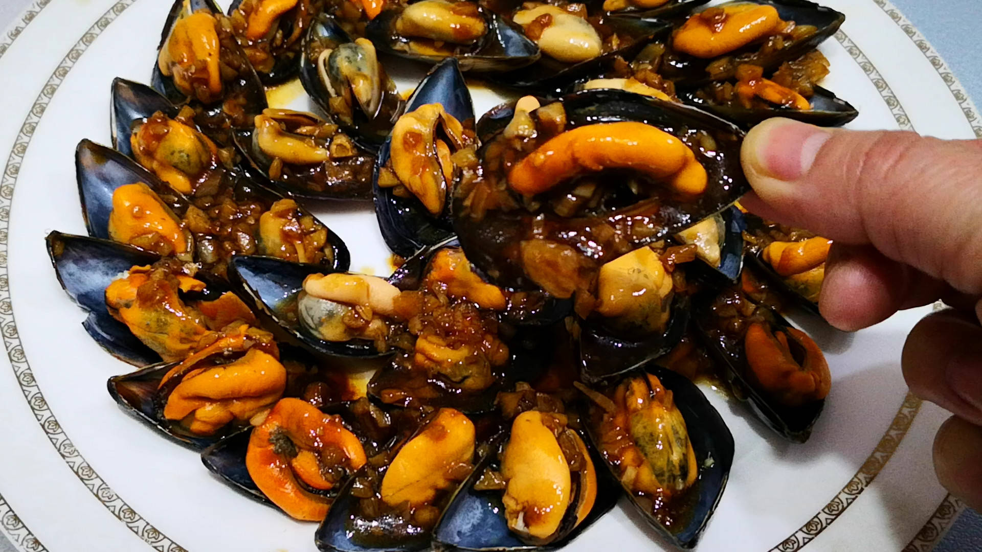 春天吃海虹,最忌加水煮,教你正确做法,海虹又鲜又嫩,不腥气