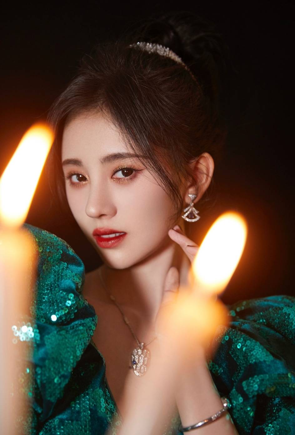 鞠婧祎墨绿珠光鱼尾裙太靓了