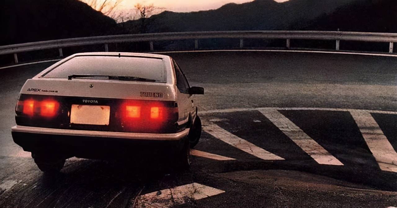 日常生活场景中,ae86后悬挂的"不堪"成就了特定竞技