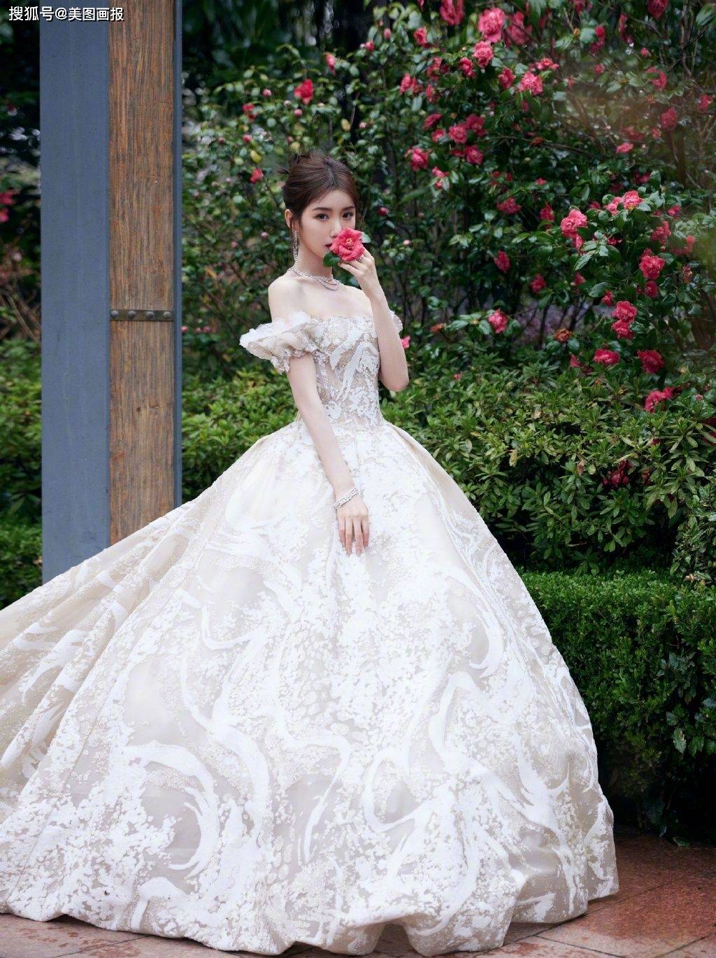 毛晓彤雨中看花写真集