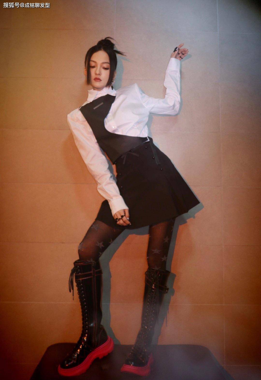 原创张韶涵时尚感真强,黑白撞色拼接裙清新又活力,网袜长靴十分养眼