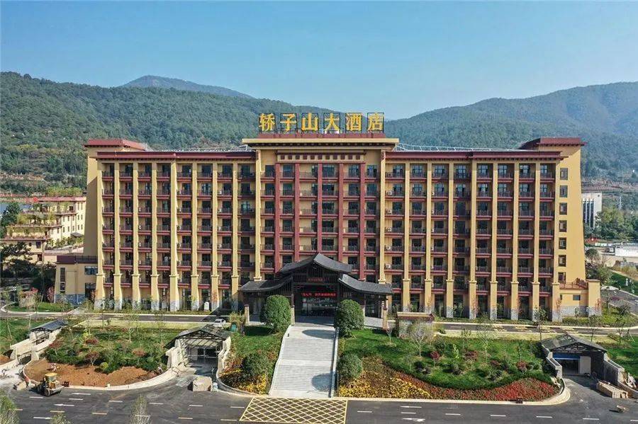 单间"吃住行游"最新优惠套餐轿子山大酒店近日联合推出:轿子雪山景区