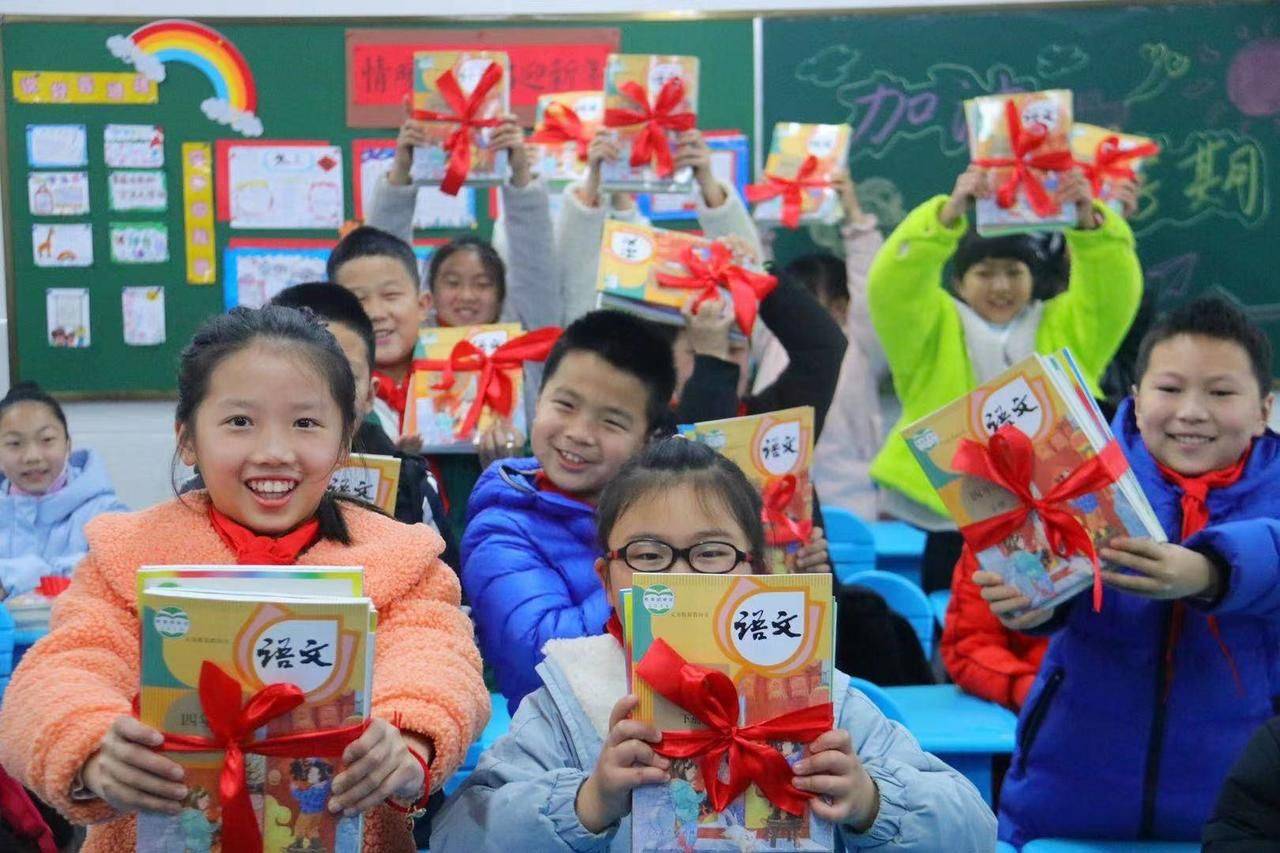 原创武汉市教科院附属光谷小学亲子包书皮的活动迎接返校