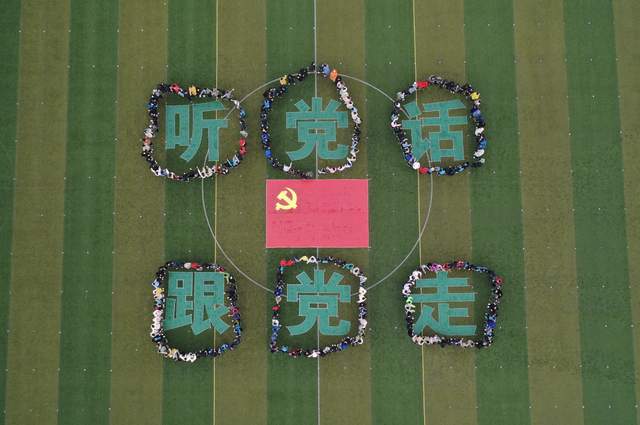 仪式上,党旗,国旗,团旗,队旗"四旗传递",少先队员们接过党,国,团,队