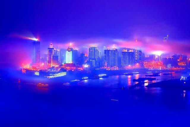 摄影师镜头前的“塞博朋克”，看不尽重庆的夜与雾！