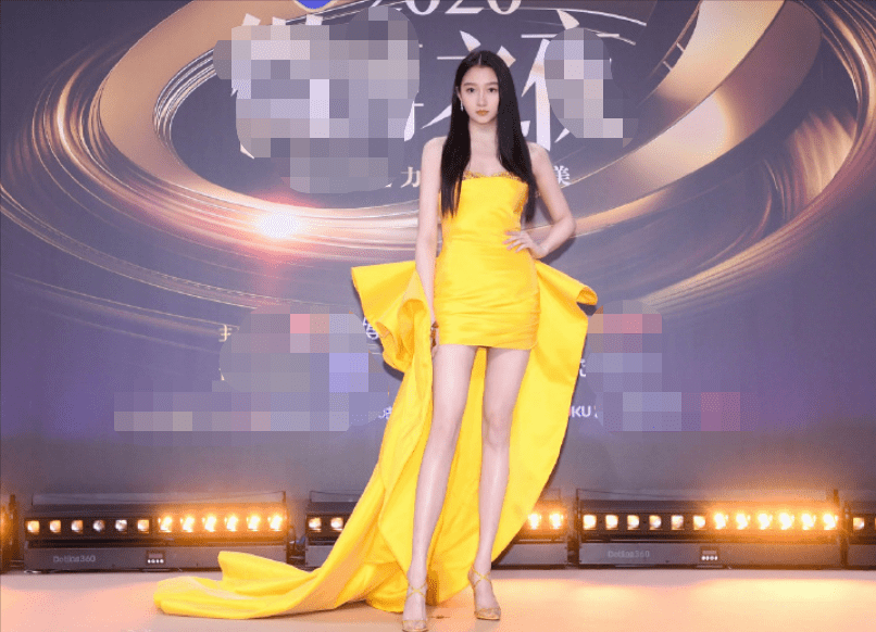 关晓彤造型又踩雷了 微博之夜外场颜色踩雷内场像花滑选手 礼服