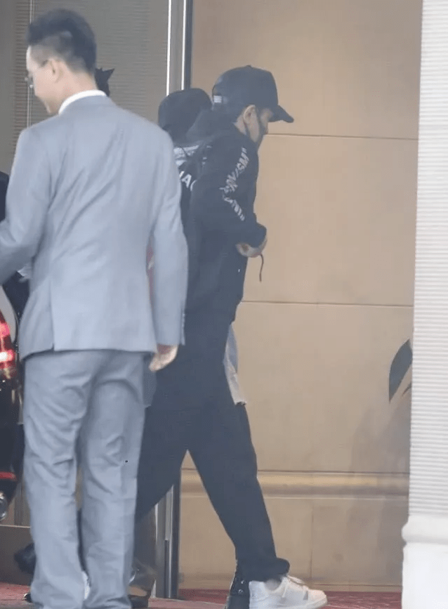 冯绍峰车内抽烟惹争议,赵丽颖晒照气场全开,公开最新行程受期待