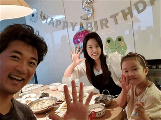 知名男星官宣二胎得子,小11岁妻子颜值高,曾与金喜善传绯闻_安在旭