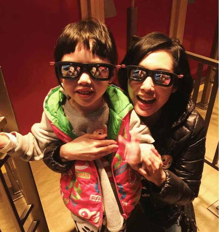 原创有种暖心叫朱茵女儿参加节目凭懂事圈粉这样的孩子是咋教的