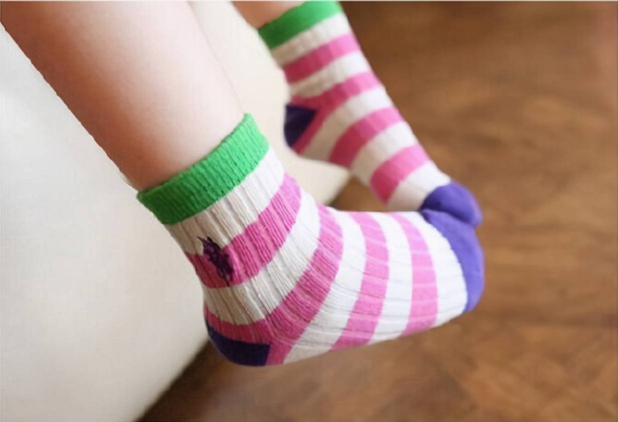 如果房间温度在24℃以上就可以给宝宝光脚丫睡觉,没有袜子的约束,宝宝