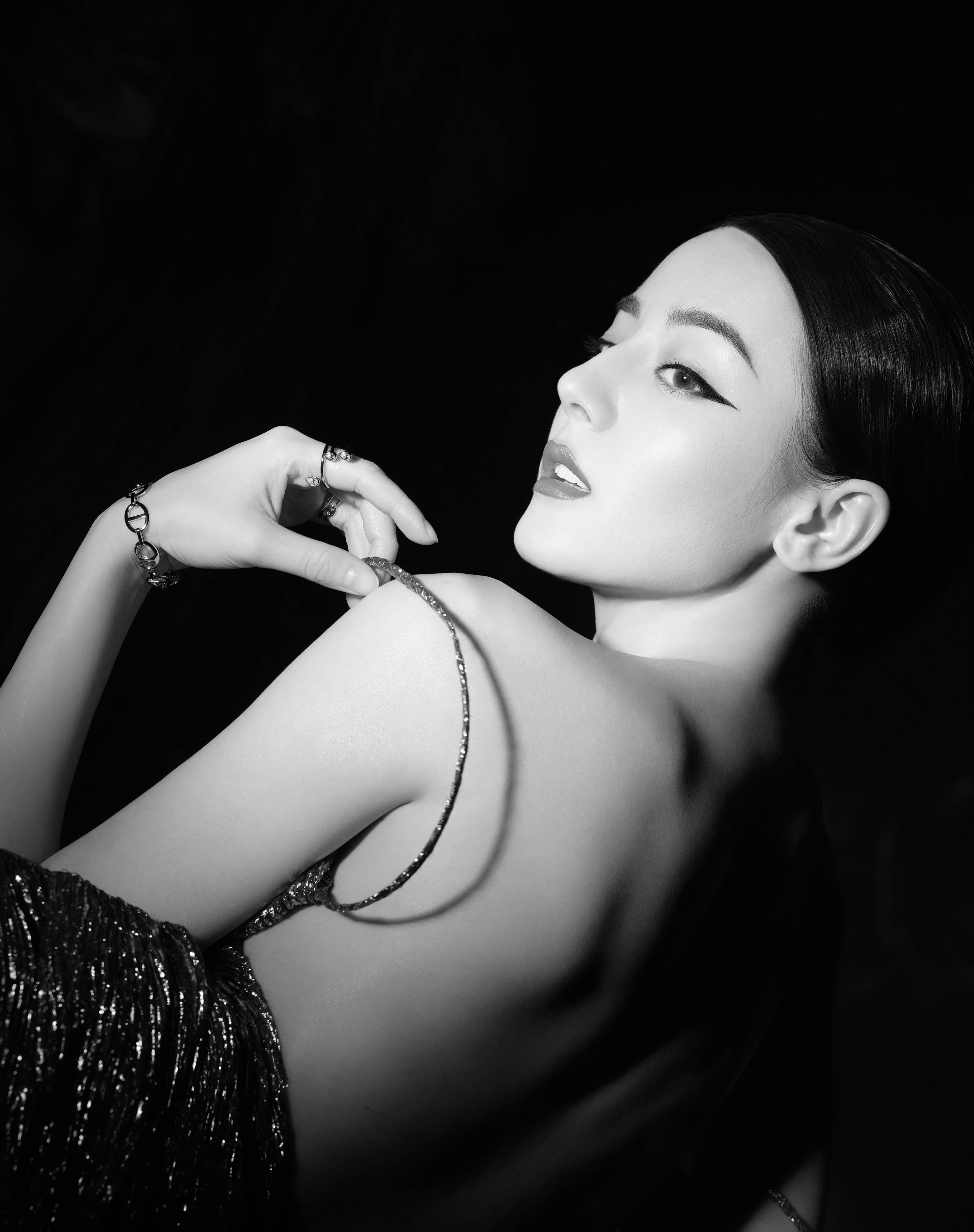 1/ 12 搜狐娱乐讯 3日,迪丽热巴一组极具质感的封面大片曝光.