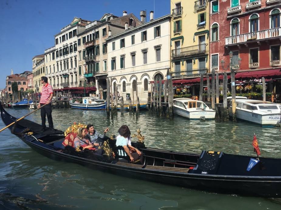 “水城”威尼斯没水了！贡多拉船搁浅在淤泥中，水位一度低于海平面50厘米