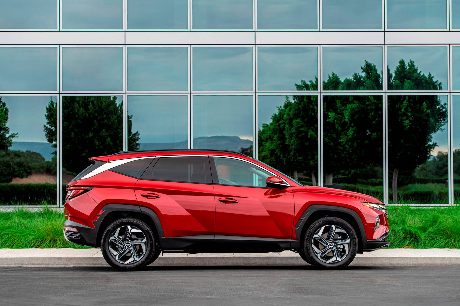 相比之下,比现代途胜小一些的吉普指南者以49英里/小时(79公里/小时)