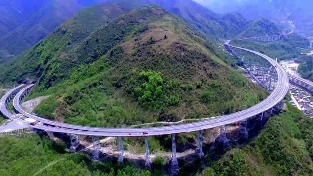 震撼！中国这5条惊艳又危险公路，你打卡了吗？
