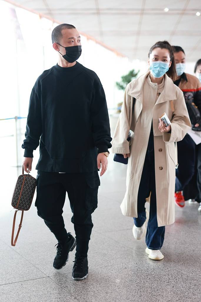gai黑衣平头与爱妻现身机场 王斯然扎高马尾秀"美人尖"