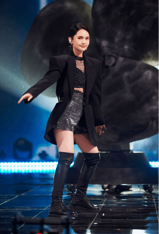 原创杨丞琳都去参加浪姐2了穿上暗黑装扮踢馆霸气还个性