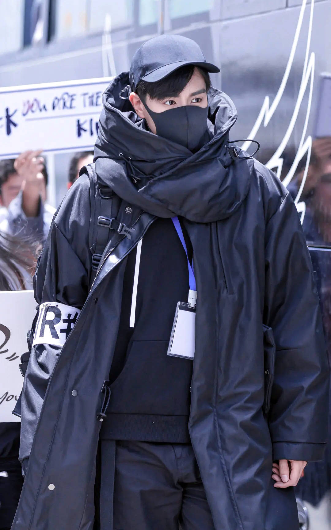 胡一天,叫你演吴白,可没叫你从书里走出来