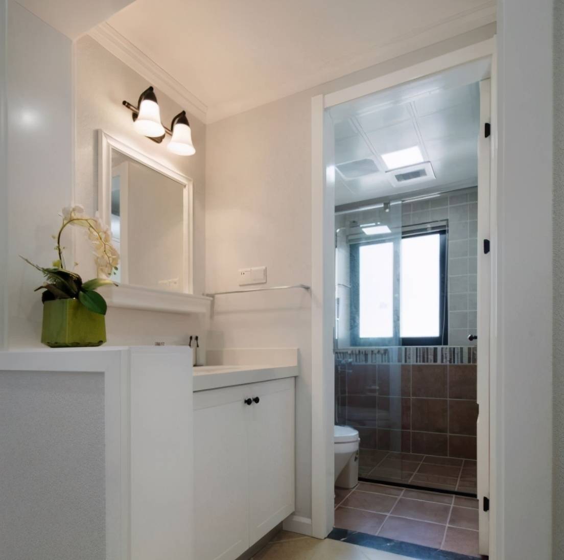 如果卫生间旁边是过道,或者有条件,可以将洗手台外移,置于两墙之间