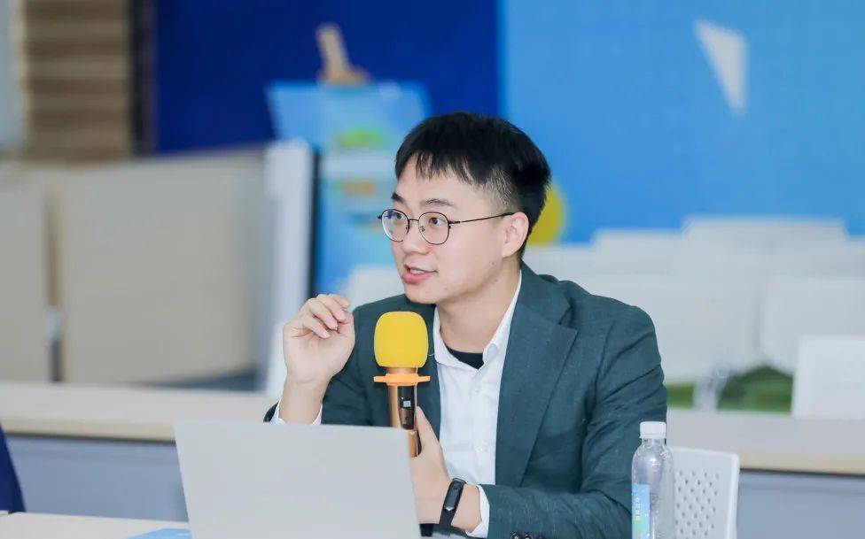 佳贝艾特钟伟明这个老师行程可绕地球三圈半丨澳优人物志