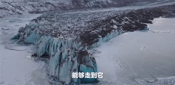 男子西藏发现蓝色古冰川 堪称“蓝色星球”