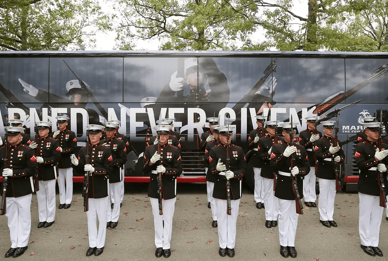 美國三軍儀仗隊,參加軍葬禮,展示美軍良好形象,還為徵兵做宣傳