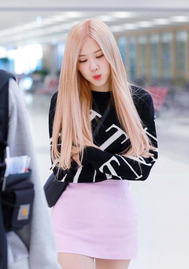 甜妹儿朴彩英现身机场穿半身裙还能塞下毛衣腰精实锤了
